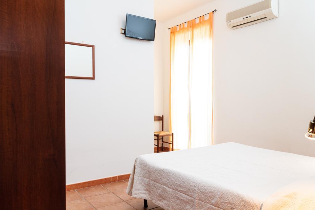 La Mezzanella Guesthouse Porto Torres Habitación foto